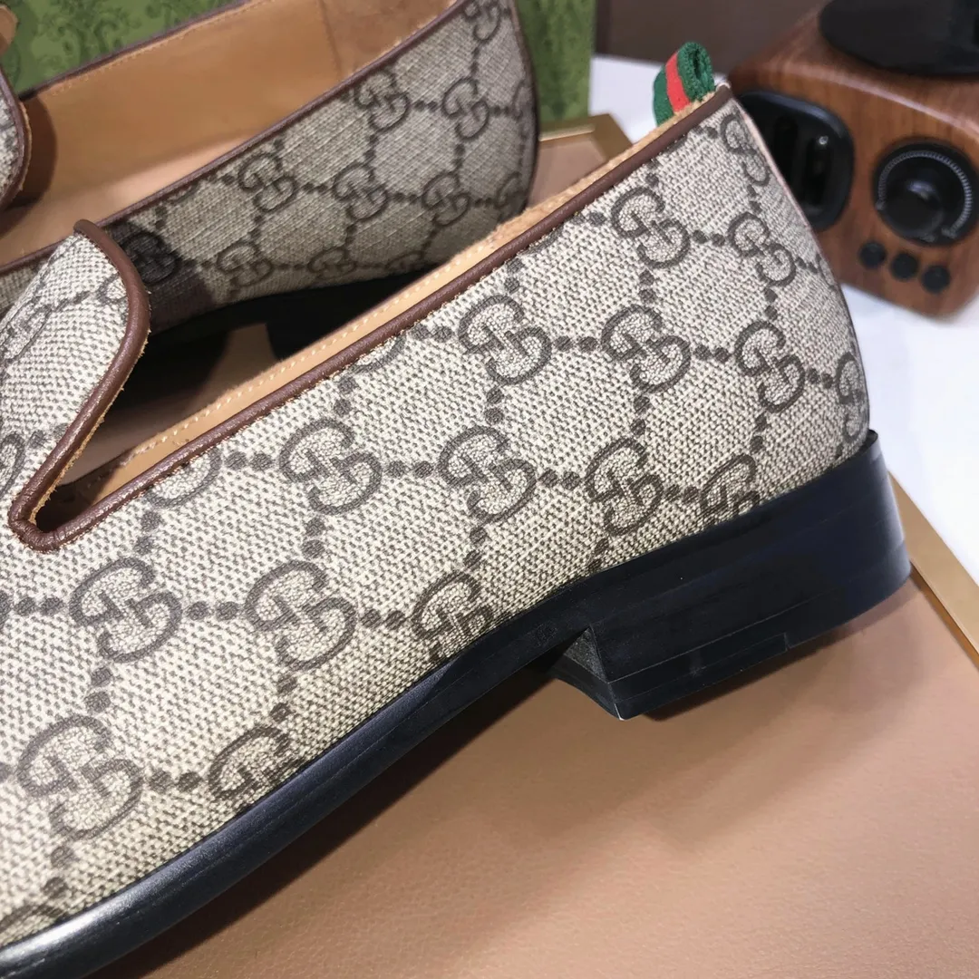Men's shoes💰500💰Italy's top luxury men's shoe giant (GUCCI) (Gucci) (full cowhide lining) new arrival🍃Original European style🔰 Pleasant to the eye😍In order to make the shoes more durable and non-deformable🌀The production continues to follow traditional methods but there is still no lack of innovation💪Choose original sheepskin for the leather♻️ Smooth and natural And extra bright ⭐Made of imported cowhide, the first choice of rich people 38-45 (45 customized)